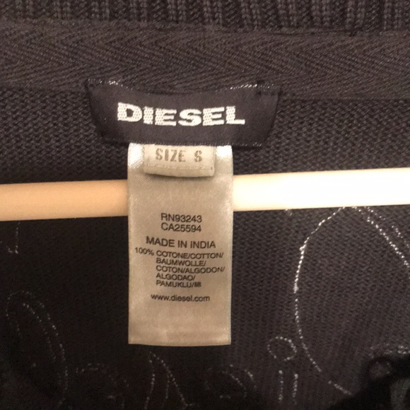 Diesel embroidered knit sweater. 3 adjustable buttons to change neck line - Picture 8 of 10